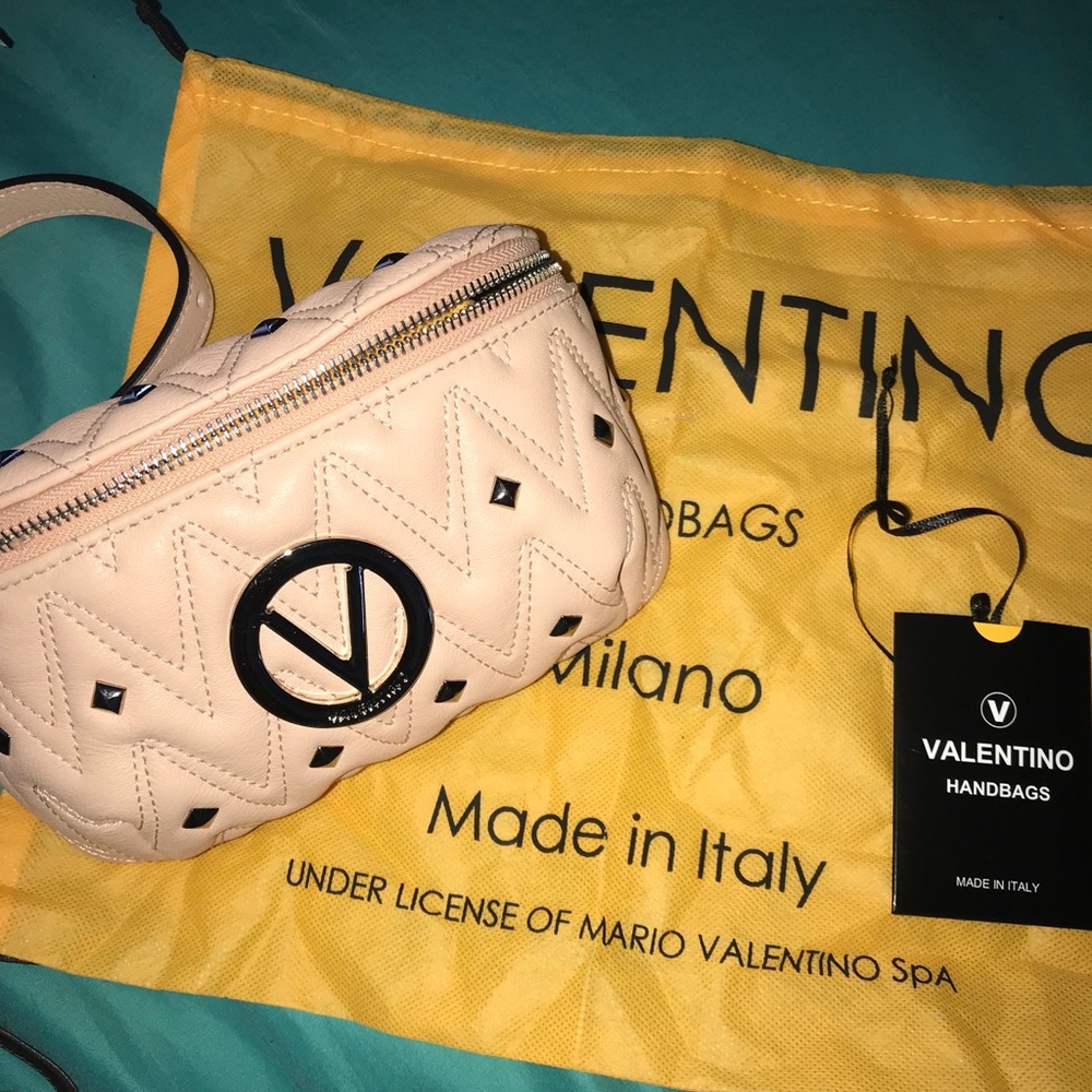 Valentino Fanny Pack 😍